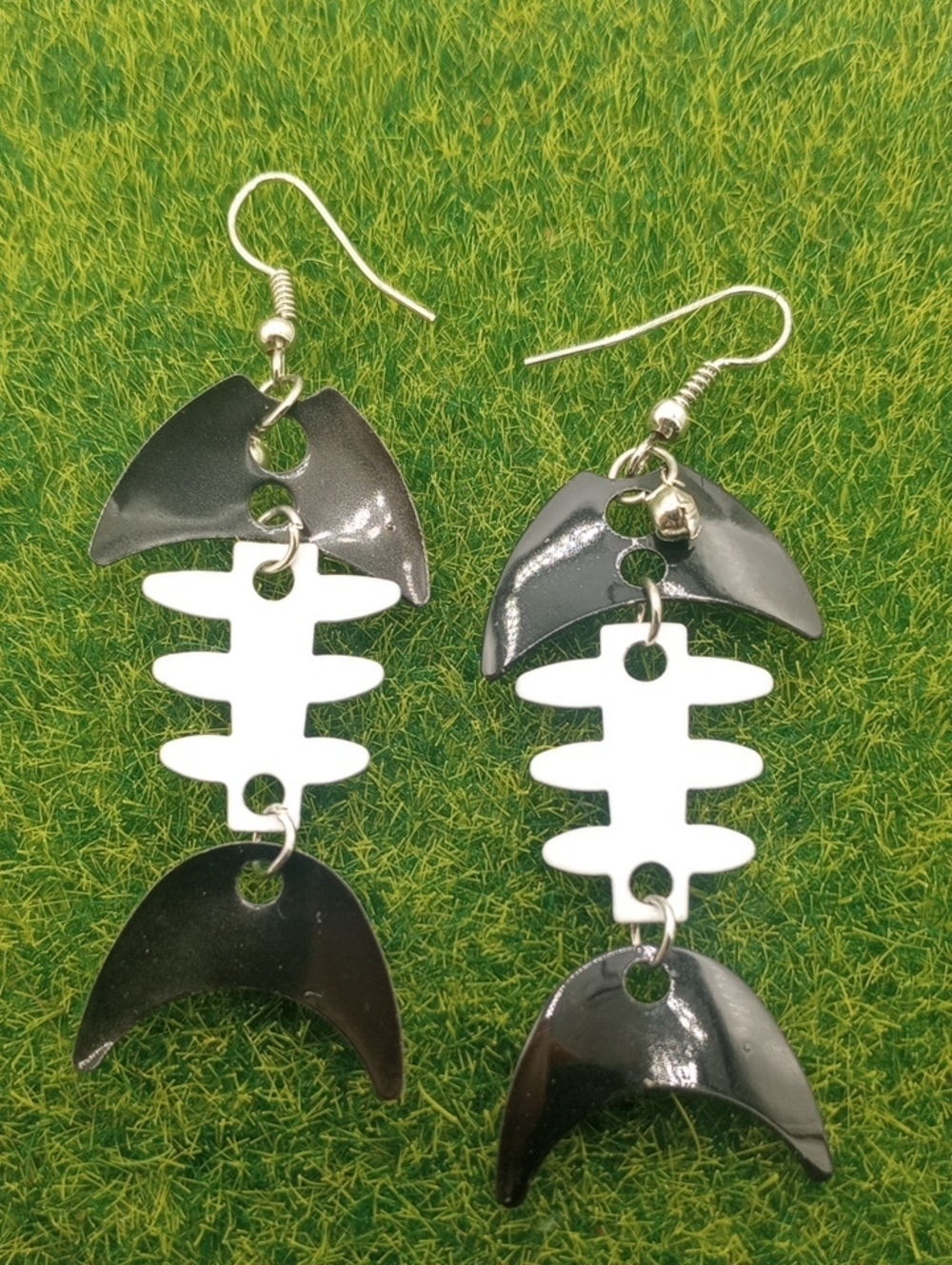 Black and White Fishbone Dangle Earrings E415